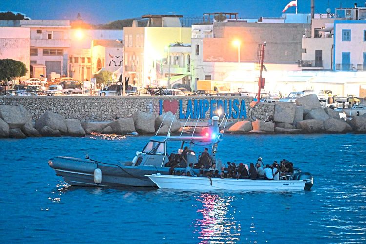 Ein Boot vor der Küste Lampedusas.