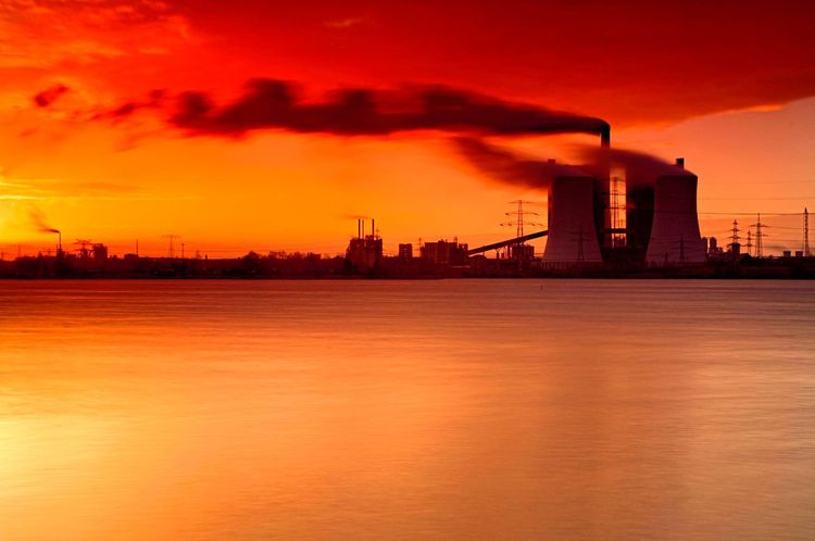 Braunkohlekraftwerk im Sonnenaufgang