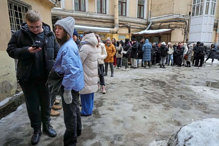 Menschen waren wie hier in St. Petersburg in langen Schlangen angestanden, um ihre Unterstützungserklärung für Nadeschdin abzugeben.