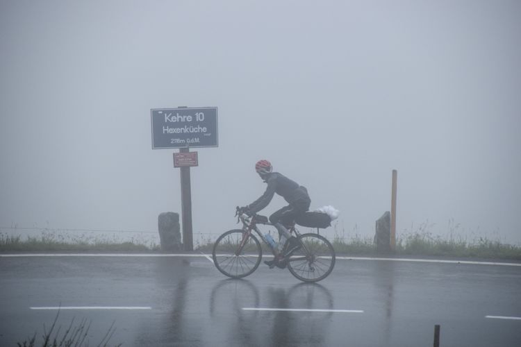 Rennradfahrer im Nebel am Großglockner