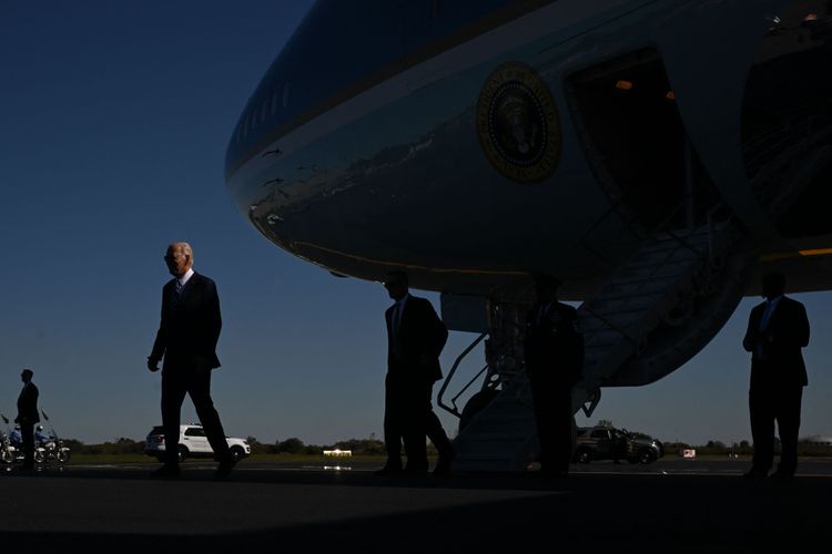US-Präsident Joe Biden beim Verlassen der Air Force One.
