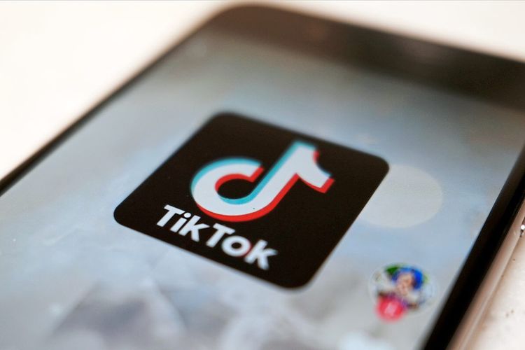 Logo der TikTok-App auf einem Smartphone-Display.