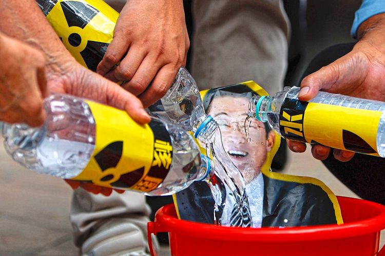 Wasser wird auf ein Bild des japanischen Premierministers Fumio Kishida geschüttet.