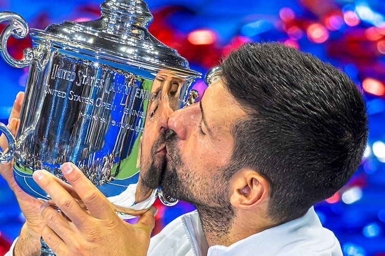 Novak Djokovic küsst die Trophäe.