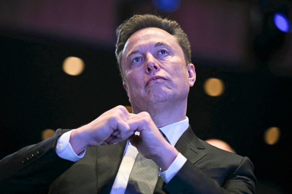 Elon-Musk-will-dass-Tesla-Fahrer-ihr-Handy-w-hrend-der-Fahrt-benutzen