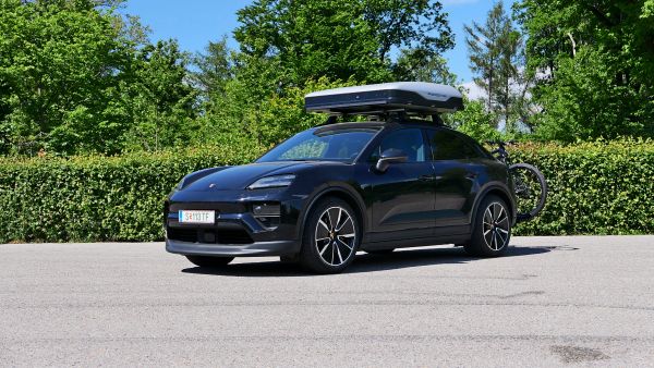 Porsche-Macan-und-das-elektrische-Basislager