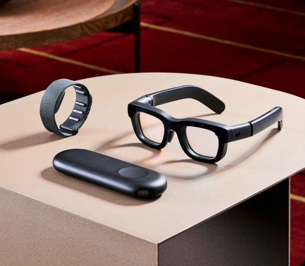 Tech-Trends-2026-Zwischen-Wohnzimmer-Kino-Haushalts-Bots-und-smarten-Brillen