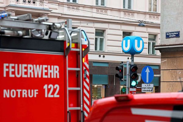 wiener-ring-nach-wasserrohrbruch-geflutet-feuerwehr-im-einsatz