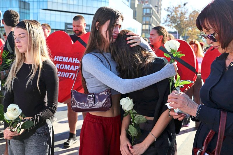 "Lasst die Stille nachhallen": Gedenken in Novi Sad vereint Zehntausende