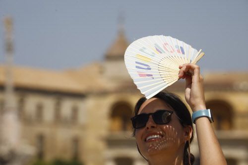 Frau in Spanien leidet unter der Hitze