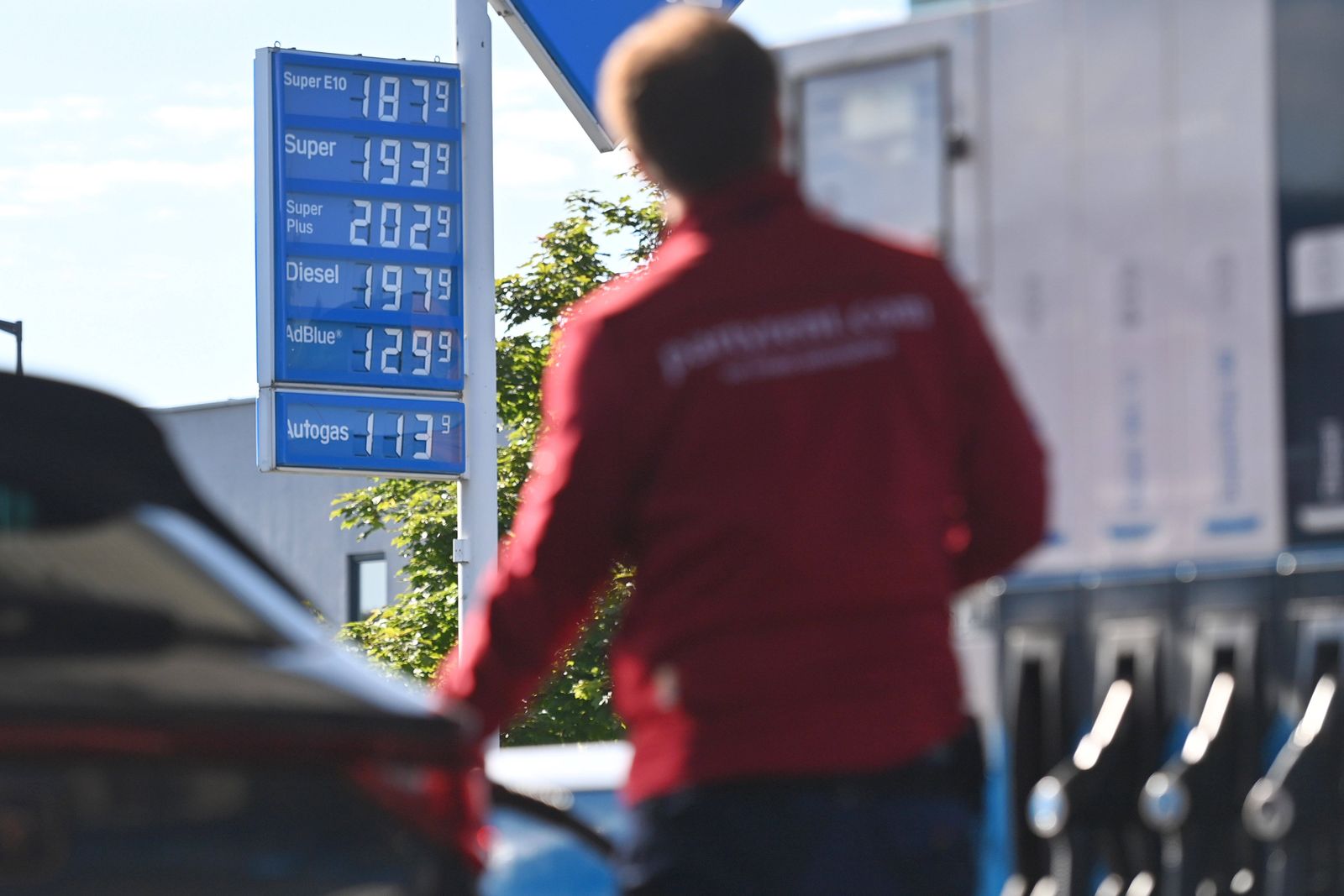 Spritpreis sinkt in Deutschland nach Senkung der Energiesteuer ...