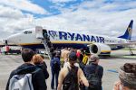 Ryanair lässt Familien nun auch ohne Reservierung zusammensitzen Die Billigairline beugt sich "widerwillig" dem Druck der Behörden