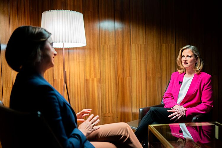 Neos-Parteivorsitzende Beate Meinl-Reisinger im Gespräch mit ORF-Moderatorin Susanne Schnabl in einem Sprechzimmer des Parlaments.