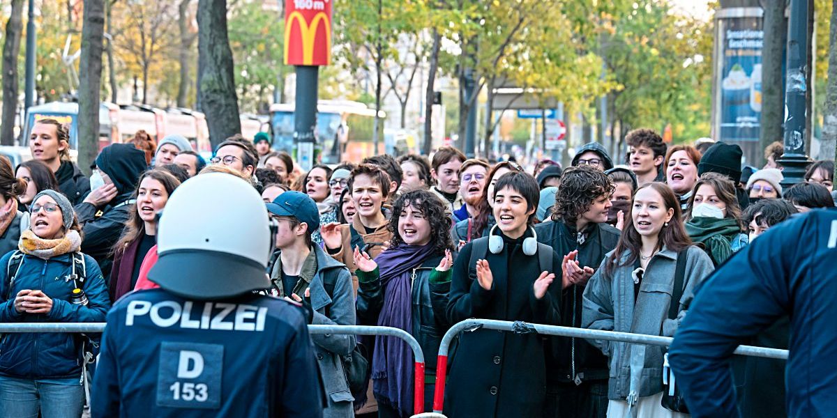 Proteste gegen Auftritt des rechten Publizisten Götz Kubitschek vor Uni