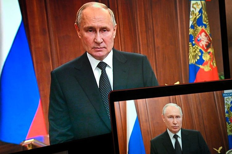 Russlands Präsident Wladimir Putin auf zwei Bildschirmen