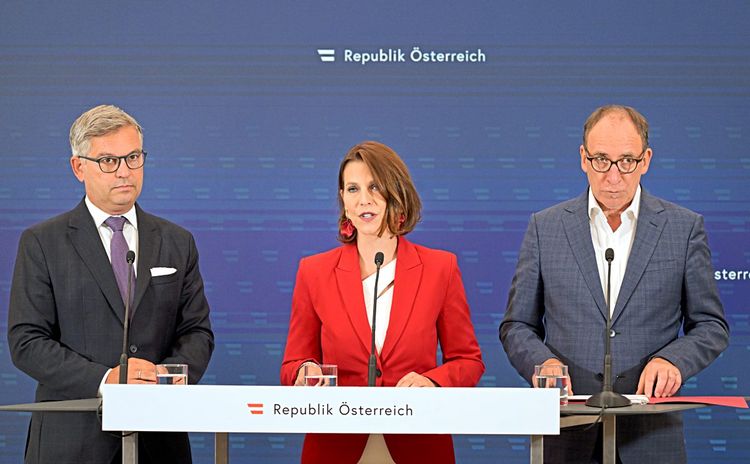 Verfassungsministerin Karoline Edtstadler (ÖVP) präsentierte gemeinsam mit Finanzminister Magnus Brunner (ÖVP) und Sozialminister Johannes Rauch (Grüne) die Maßnahmen.