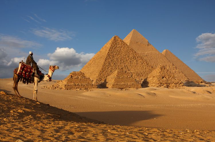 Auf Instagram-Posts wirkt es so, als würden die Pyramiden von Gizeh, die jährlich Tausende anziehen, vollkommen singulär aus dem Wüstensand ragen.