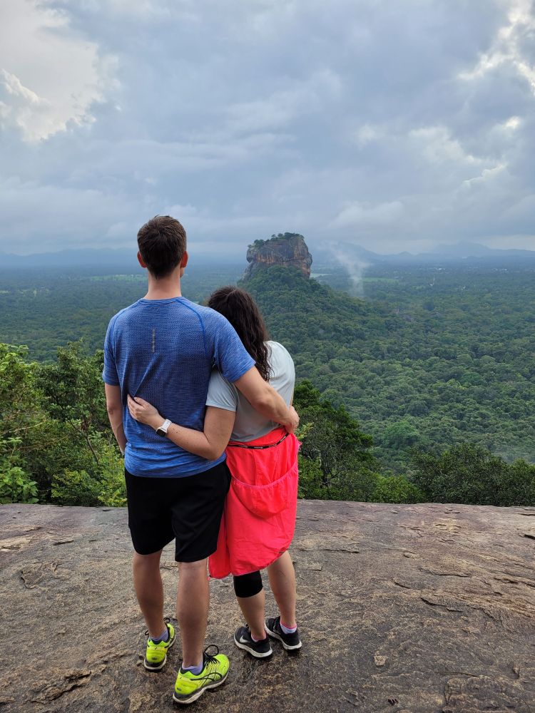 Ein Urlaubsbild von meiner Sri Lanka Reise: Es zeigt den Sigiriya-Felsen, fotografiert vom gegenüberliegenden Pidurangala-Felsen.