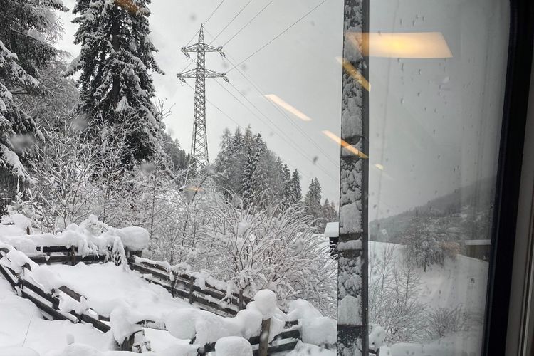 Zug Schnee Österreich
