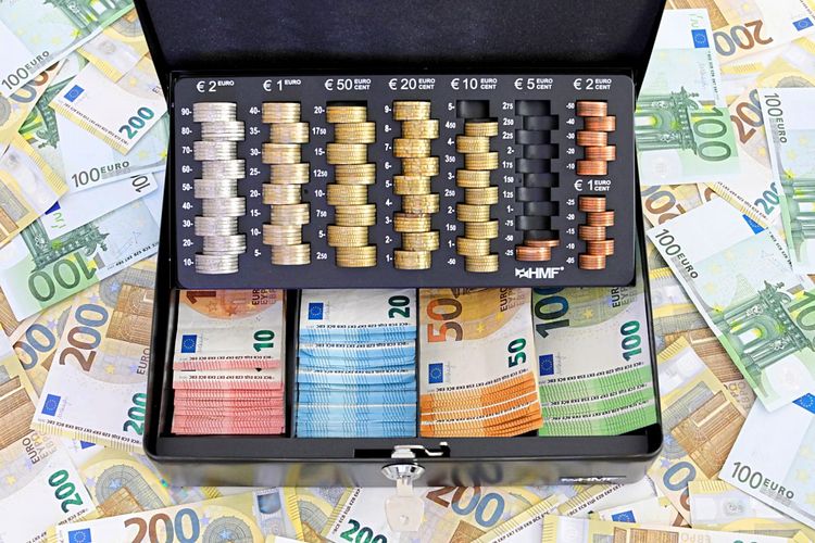 Eine gut gefüllte Geldkassette mit Euroscheinen und Euromünzen.