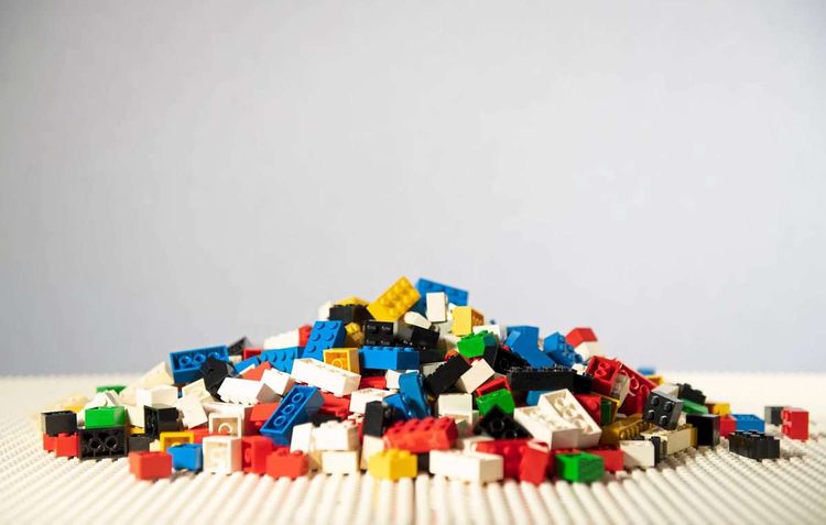 Das Bild zeigt einen Haufen Lego-Steine.