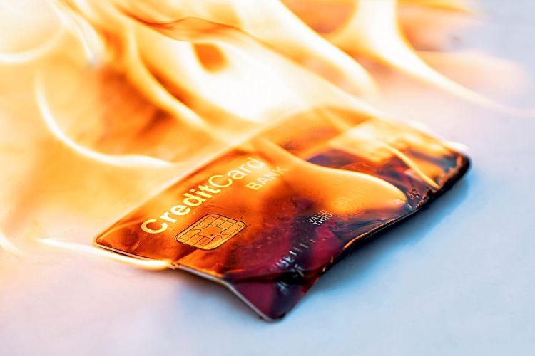Eine brennende Kreditkarte
