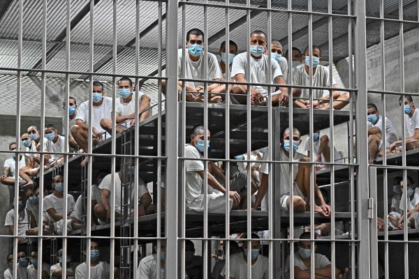 Missbrauch-und-fauliges-Essen-Migranten-sollen-nach-Abschiebung-aus-USA-in-El-Salvador-gefoltert-worden-sein