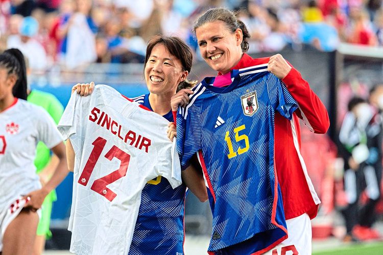 Kanadische Fußballerin Christine Sinclair posiert beim Trikottausch mit der japanischen Kollegin Hina Sugita.