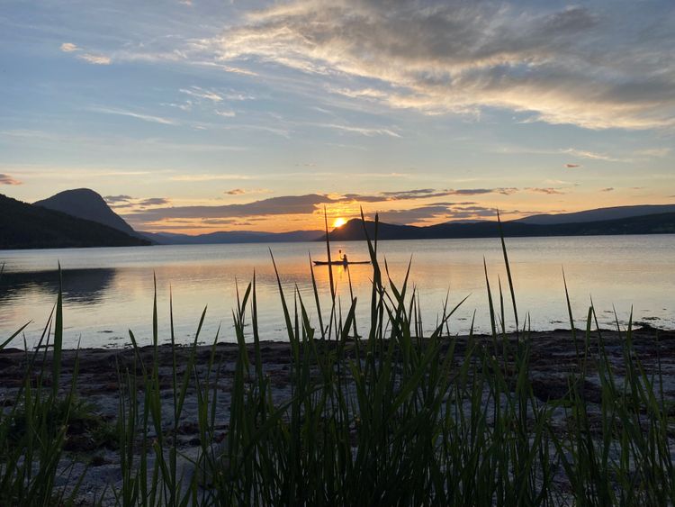 23:00 Sonnenuntergang mit Paddlerin in Ålvund Norwegen