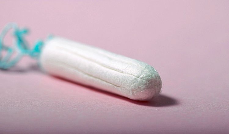 Menstruationsprodukte wie Tampons können schnell ins Geld gehen. Deswegen soll es sie jetzt mancherorts kostenlos geben.