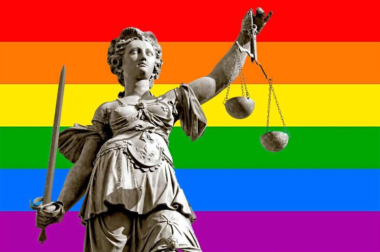 Justitia vor der Regenbogenfahne