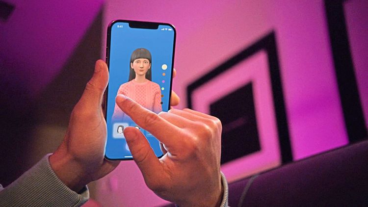 Man sieht die Hände einer Person, die ein Smartphone bedient: Am Screen erscheint das Bild einer jungen Frau als Avatar. 