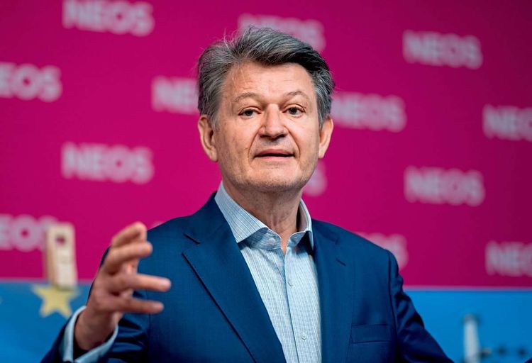 NEOS-Spitzenkandidat Helmut Brandstätter am Dienstag, 16. April 2024, im Rahmen einer Plakatpräsentation von Neos.