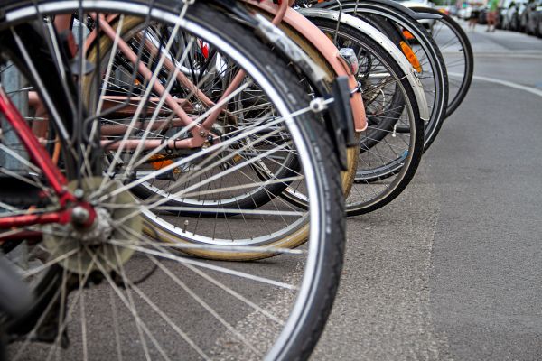 Gefahr-f-r-Radfahrer-Schnur-in-1-5-Meter-H-her-ber-Promenade-in-Bad-Aussee-gespannt