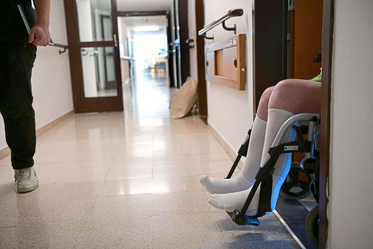 Pflegeheim Rollstuhl Gang