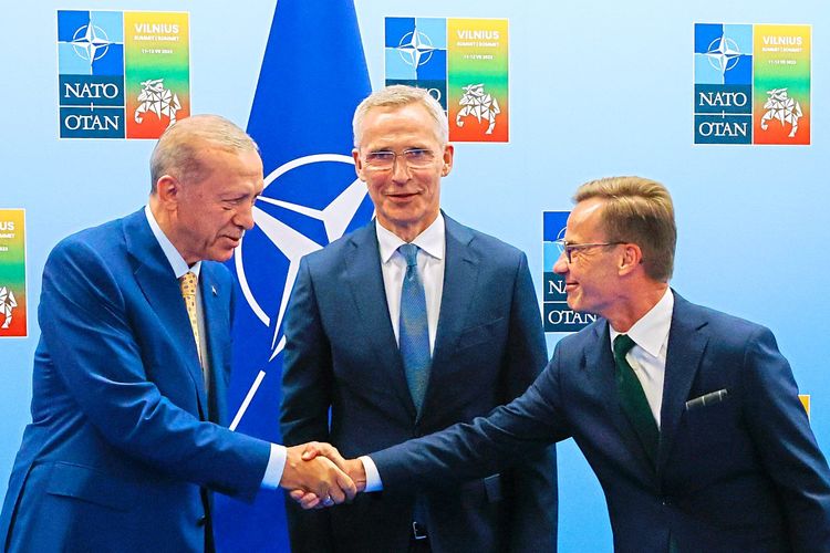 Türkischer Präsident Erdoğan (links) schüttelt dem schwedischen Ministerpräsidenten Ulf Kristersson (rechts) die Hand, während Nato-Generalsekretär Jens Stoltenberg zusieht