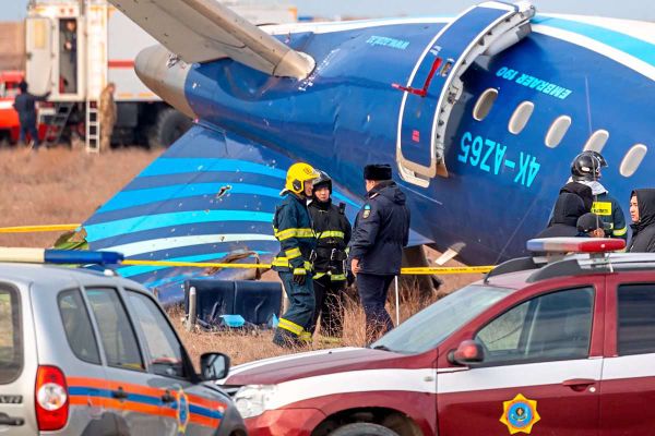 abschuss-vogelschlag-drohnen-r-tsel-nach-absturz-von-jet-in-kasachstan-bleiben