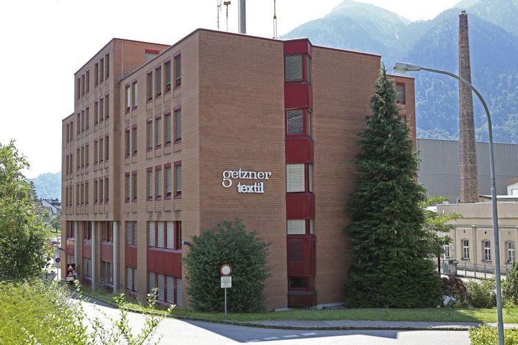 Das Fabriksgebäude der Getzner Textil AG in Bludenz, im Hintergrund ein Fabriksschlot
