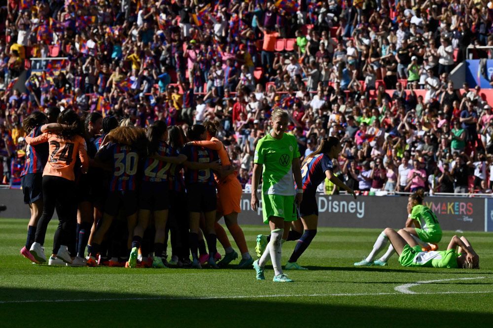 Fc Barcelona Nach Sieg Gegen Wolfsburg Frauen Cl Sieger Fu Ball Derstandard De Sport