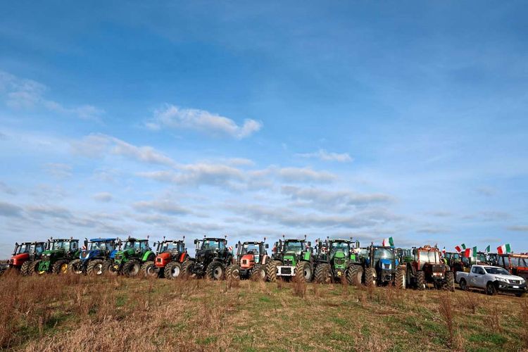 Traktoren stehen in Reihe bei Bauernprotesten in Italien
