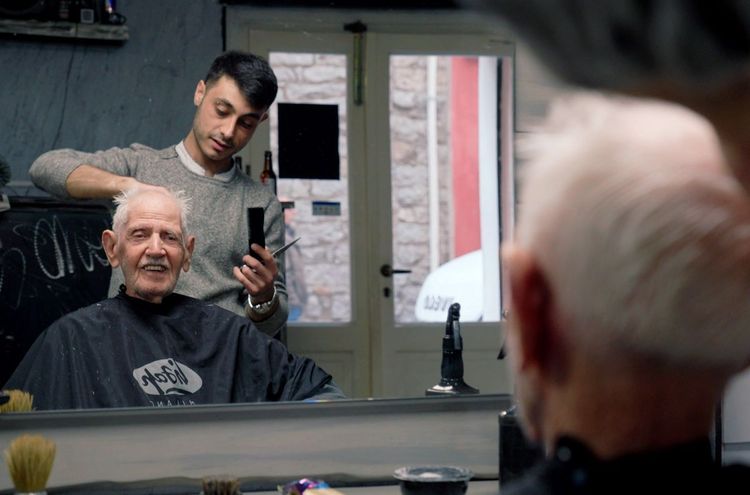 Der 100-jährige Giuseppino achtet immer noch auf sein Äußeres, alle zwei Wochen geht er zum Friseur.