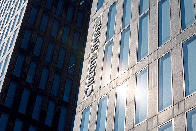 Eine Ansicht zeigt das Logo der Credit Suisse auf einem Gebäude in der Nähe des Hallenstadions in Zürich, wo die Generalversammlung der Credit Suisse stattfand, zwei Wochen nachdem sie von der konkurrierenden UBS im Rahmen einer staatlichen Rettungsaktion übernommen wurde.