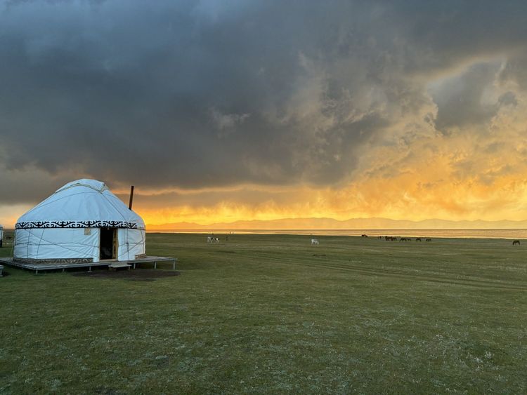 Jurte auf Grasland bei Sonnenuntergang