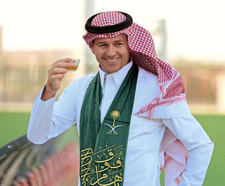 Steven Gerrard im traditionellen saudischen Thobe