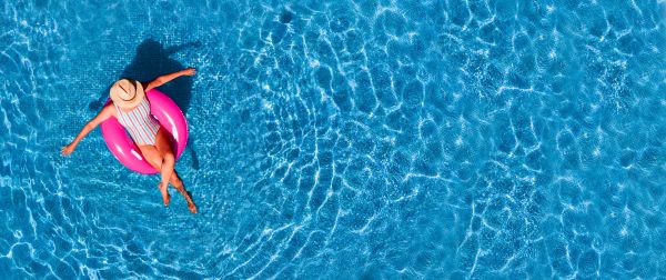 Luxus-mit-Schuldgef-hlen-ber-Poolscham-in-der-Gro-stadt