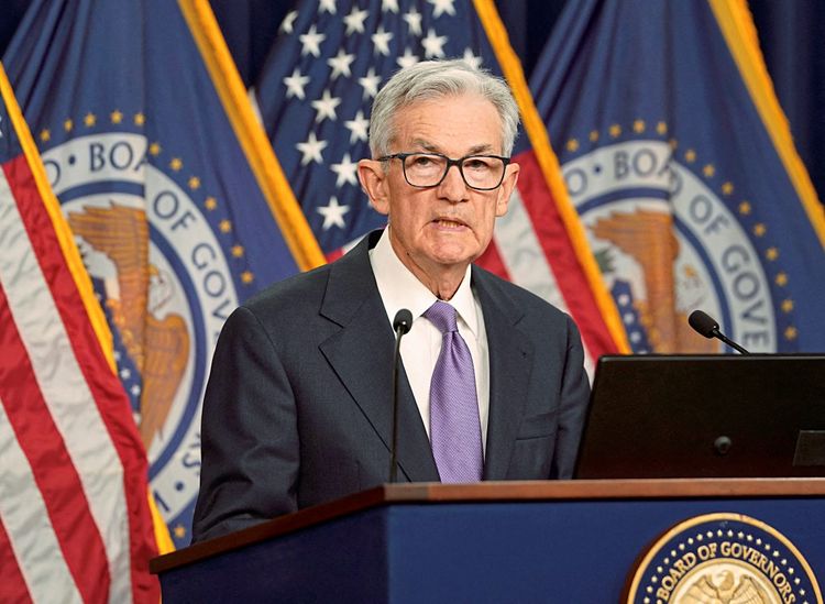 Fed-Chef Jerome Powell steht hinter einem Pult und erklärt die aktuelle Zinsentscheidung.