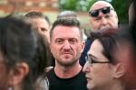 Rechtsextremer britischer Aktivist Robinson in London festgenommen Robinson hatte vor wenigen Tagen ein Video von einem Messerangriff eines Sudanesen im nordirischen Belfast veröffentlicht und zu Protesten aufgerufen. Es folgten gewalttätige Ausschreitungen