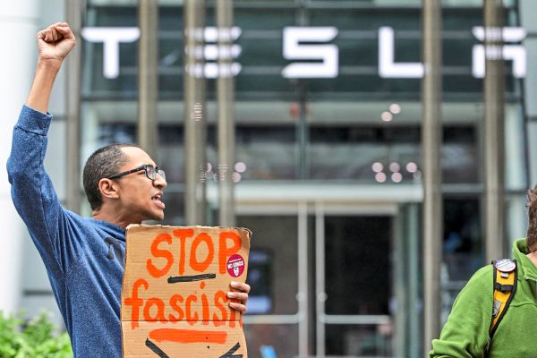 Beschmierte-Teslas-weggeworfenes-Budweiser-Wenn-Markenliebe-zu-Hass-wird
