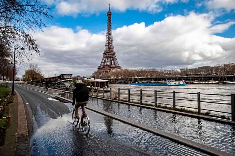 In Paris sollte man als Radfahrer Gehsteige lieber meiden, sonst wird's teuer.