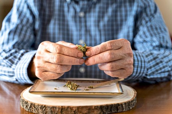 Kiffen-im-Alter-Immer-mehr-Wohlhabende-und-Gebildete-konsumieren-Cannabis